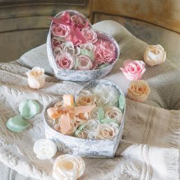 Boîte Cœur Bouquet Parterre de Fleurs de Savon rose et blanches - Parfum Rose