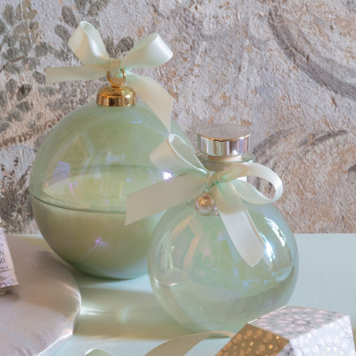 Bougie parfumée Boule de Noël Fête Nacrée 210 g - Sapin Givré