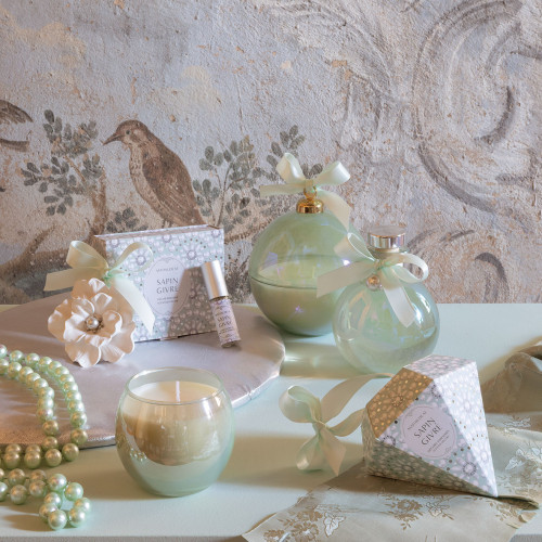 Bougie parfumée Boule de Noël Fête Nacrée 210 g - Sapin Givré