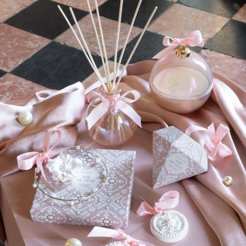 Scented Christmas Ball Candle Fête Nacrée 210 g - Thé de Fête Scented Christmas Ball Candle Fête Nacrée 210 g - Thé de Fête