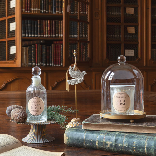 Les Intemporelles Scented Candle 145 g - Cèdre Éternel